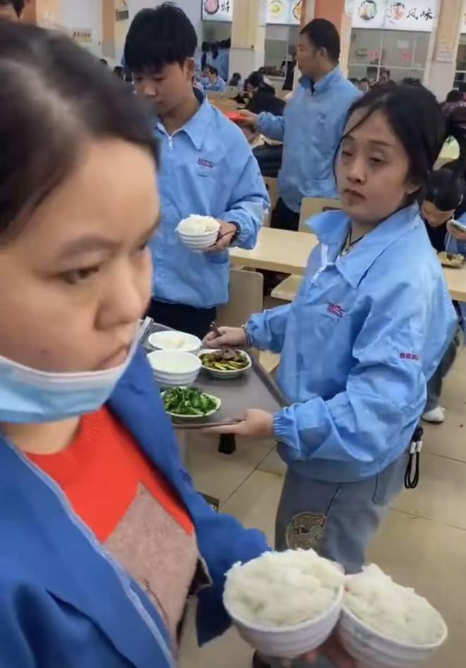 认有夜班黑眼圈也不是加班熬出来的AG旗舰厅入口黑眼圈女员工公司否(图2)